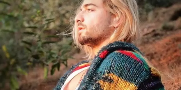 Maluma presenta su nuevo look, con un cabello rubio