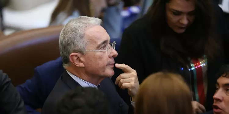 El senador Álvaro Uribe dijo que nunca autorizó que su nombre se utilizara en un sitio público. El senador Álvaro Uribe dijo que nunca autorizó que su nombre se utilizara en un sitio público.