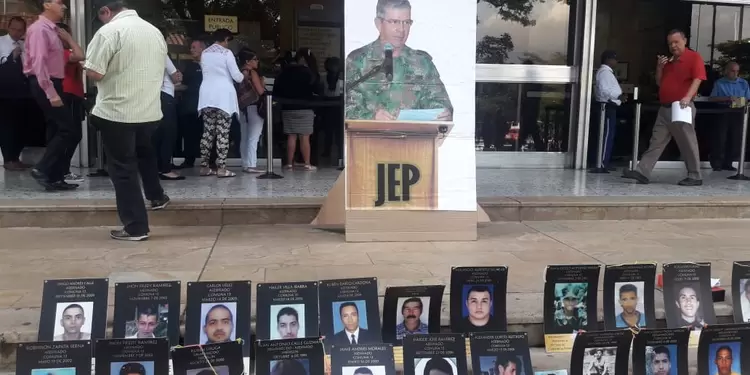 Plantón en Medellín para exigir verdad al general Mario Montoya.