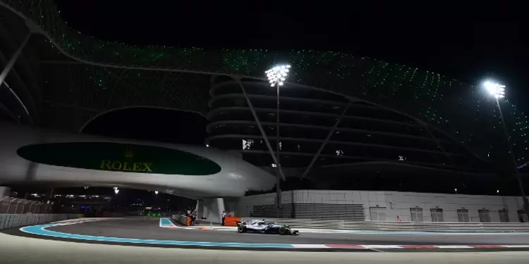 Lewis Hamilton en su Mercedes en el Gran Premio de Abu Dhabi Lewis Hamilton en su Mercedes en el Gran Premio de Abu Dhabi
