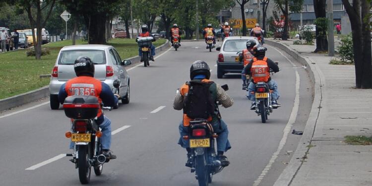 Motociclistas en vías.