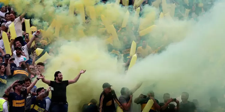Hinchas de Boca en el Estadio La Bombonera, en Buenos Aires (Argentina)