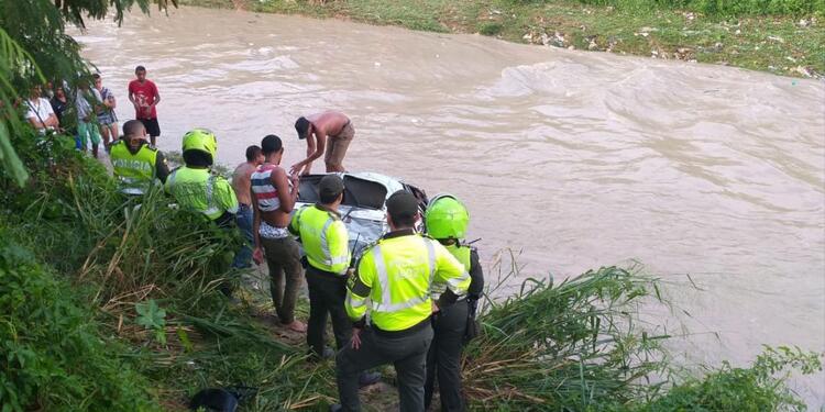 Madre e hija se encuentran desaparecidas tras ser arrastradas por fuerte arroyo en Soledad
