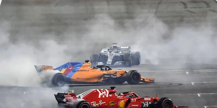Fernando Alonso, despedido de la Fórmula Uno en el Gran Premio de Abu Dabi, en Emiratos Árabes Unidos, por los pilotos Lewis Hamilton y Sebastian Vettel