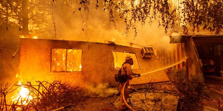 Incendios en California Incendios forestales en California dejan varios muertos y miles de evacuados.