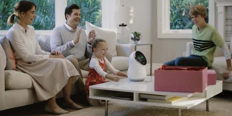 Una familia prueba un robot inteligente en su hogar