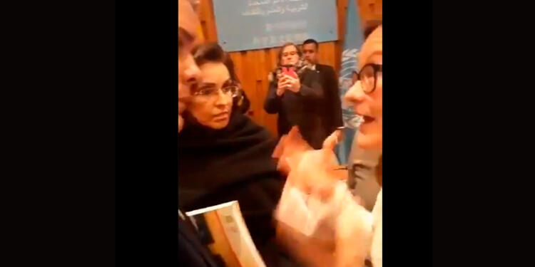 El presidente Iván Duque debatiendo con la estudiante en París