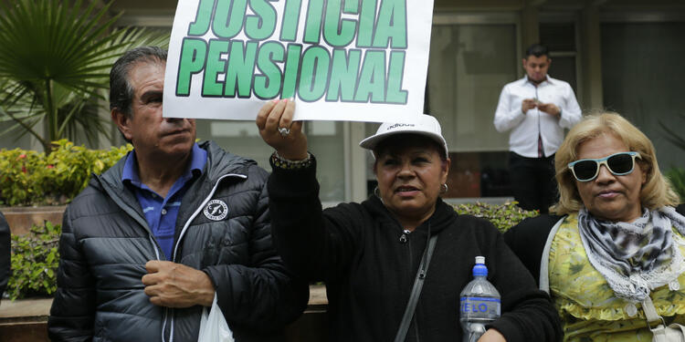 Los pensionados del país insisten en reclamar la reducción de sus aportes a pensión.