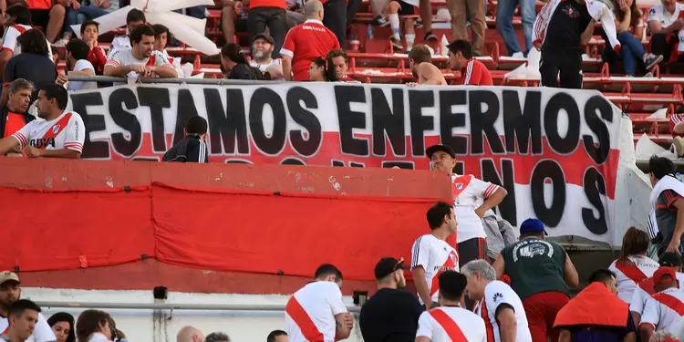 Hinchas de River Plate, en el estadio Monumental, en Buenos Aires (Argentina) Hinchas de River Plate, en el estadio Monumental, en Buenos Aires (Argentina)