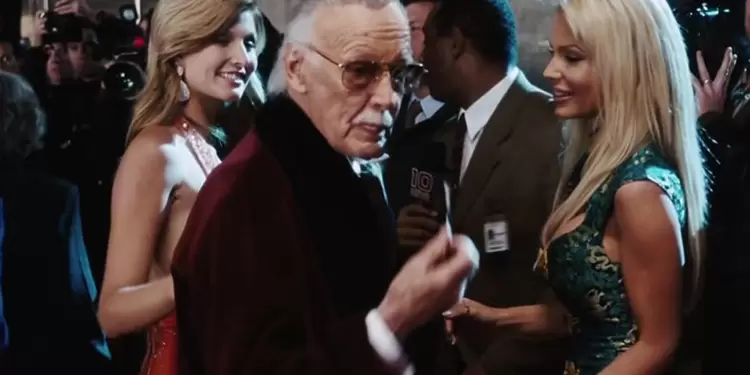 Tony Stark le dijo a Stan Lee en Iron Man (2008) 'te vez bien Hef', en referencia a su papel como Hugh Hefner, el recordado fundador de Playboy.