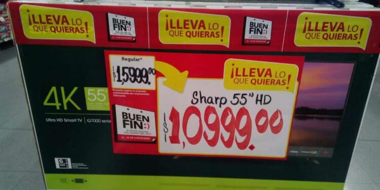 Los televisores en oferta en el Walmart Toreo de México