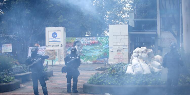 Enfrentamientos en la Universidad Pedagógica Más de 50 uniformados del grupo antimotines controlaron a los manifestantes que arrojaron piedras y bombas incendiarias.