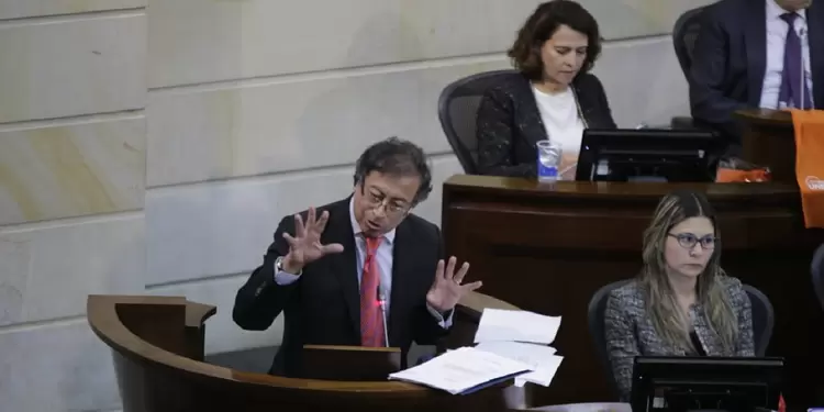 Gustavo Petro durante su intervención en el debate de control político en el Senado