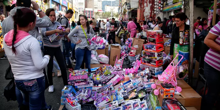 Colombianos durante sus compras navideñas en el centro de Bogotá