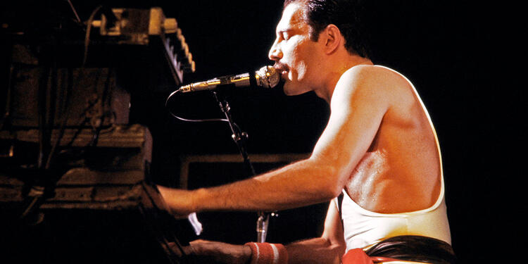 Freddie Mercury durante un concierto con Queen, el 18 de septiembre de 1984 en el Estadio Palais Omnisports de Paris-Bercy, en París (Francia)