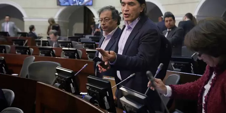 Gustavo Bolívar desató una dura polémica en el Congreso. Gustavo Bolívar y Gustavo Petro