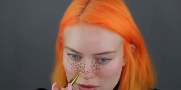 La youtuber que se tatuó pecas y está en líos.
