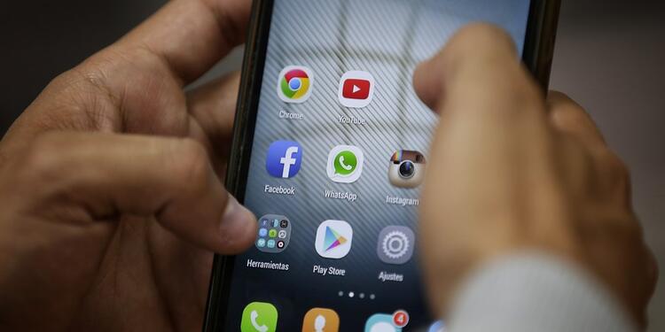 Una persona a punto de consultar sus redes sociales