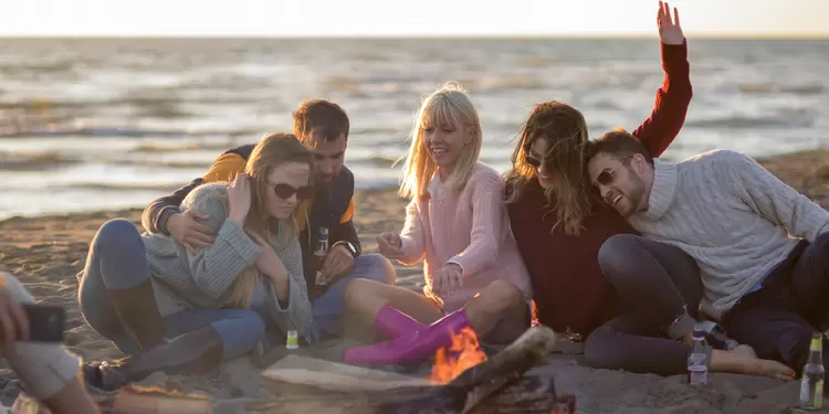 Amigos compartiendo en la playa