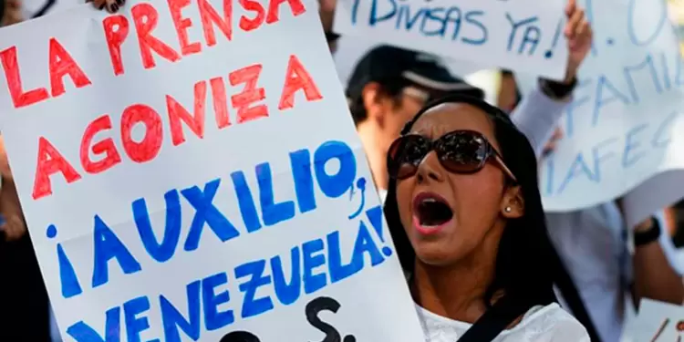 Manifestantes en Caracas (Venezuela) protestando por los ataques del régimen de Nicolás Maduro contra la prensa