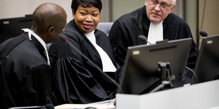 La fiscal jefe de la Corte Penal Internacional (CPI), Fatou Bensouda (centro), junto al fiscal adjunto James Stewart (derecha).