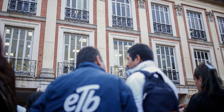 Un trabajador de ETB