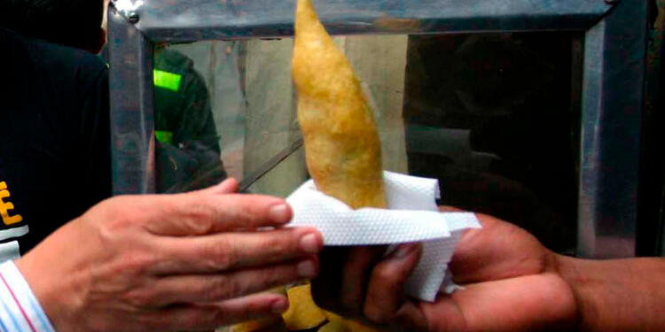 Ciudadano comprando una empanada en Bogotá