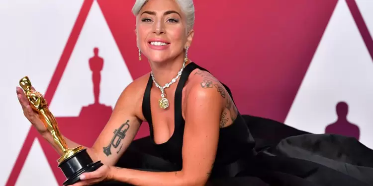 La cantante brilló en diferentes momentos durante la velada de premiación de los Óscar.