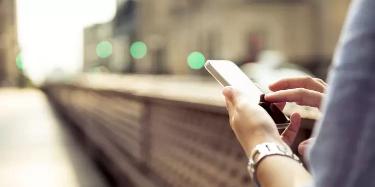 Una persona revisa las redes sociales en su celular