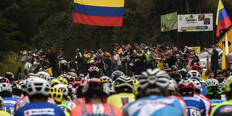 Los corredores durante la segunda etapa del Tour Colombia