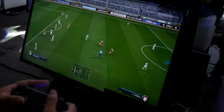 Un gamer jugando videojuegos de fútbol