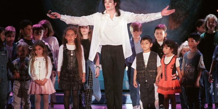 Michael Jackson canta junto a niños en un escenario en Mónaco, Francia (1996).