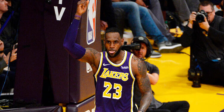 LeBron James celebra haber superado a Michael Jordan en puntos anotados en la NBA