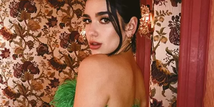 La cantante protagonizó un video donde aparece jugando bolos con un vestido elegante y unos tacones de plataforma.