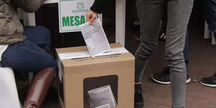 La intención de las circunscripciones especiales de dar más participación a las etnias acabó convirtiendo a los movimientos políticos en empresas de avales.