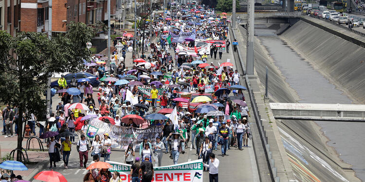 Profesores agremiados de la ADE marchando por Bogotá