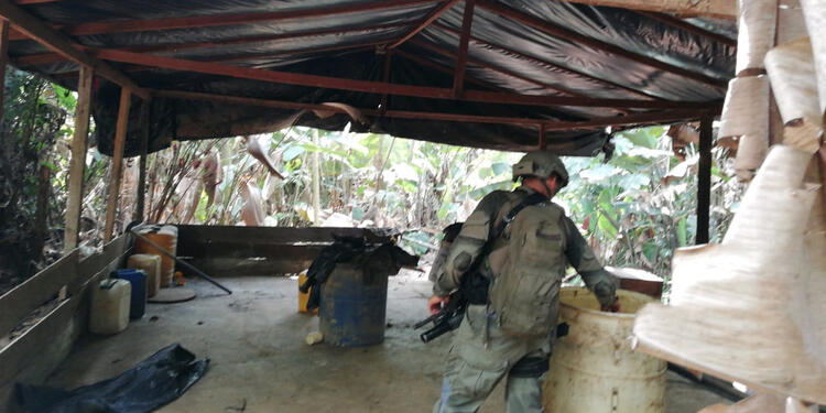 Laboratorio de narcotraficantes Las personas que se encontraban en los laboratorios huyeron.