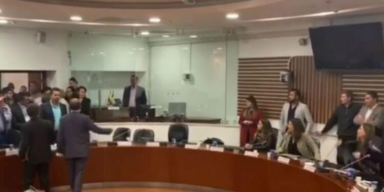Pelea entre Paloma Valencia y Pablo Catatumbo en Comisión de Paz. Pelea entre Paloma Valencia y Pablo Catatumbo en Comisión de Paz.