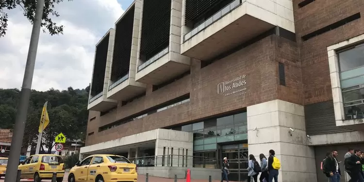 Fachada de la Universidad de Los Andes, en Bogotá