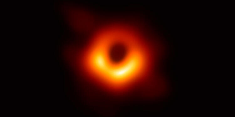 La foto del agujero negro dada a conocer por el Telescopio del Horizonte de Sucesos