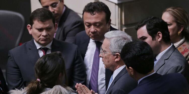 Bancada del Uribismo en medio de la sesión del Congreso.
