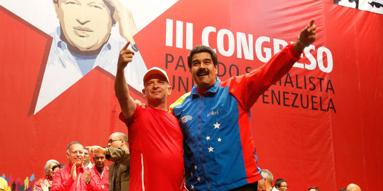 El exgeneral venezolano Hugo Carvajal junto al líder del régimen venezolano, Nicolás Maduro, el 27 de julio de 2014 en Caracas
