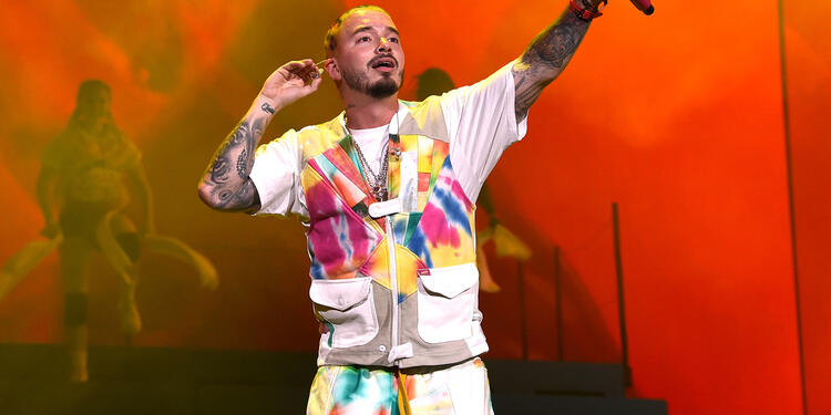 J Balvin durante su presentación en Coachella, en Indio (California), en Estados Unidos