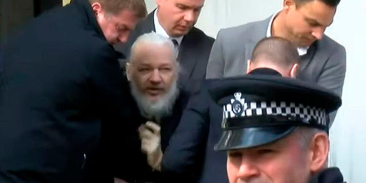 Julian Assange, fundador de Wikileaks, tras ser sacado de la embajada de Ecuador en Londres