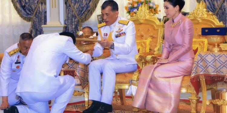 El rey de Tailandia y su esposa