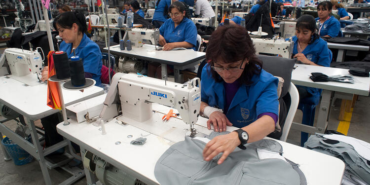 Empleados colombianos trabajando en una fábrica, en Bogotá