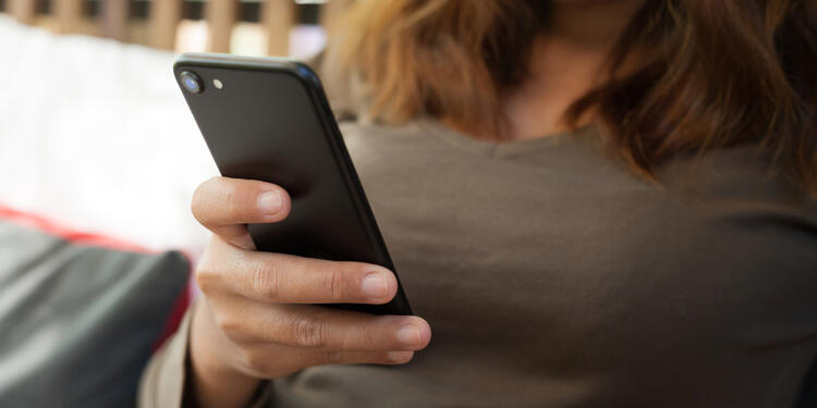 Mujer usando celular