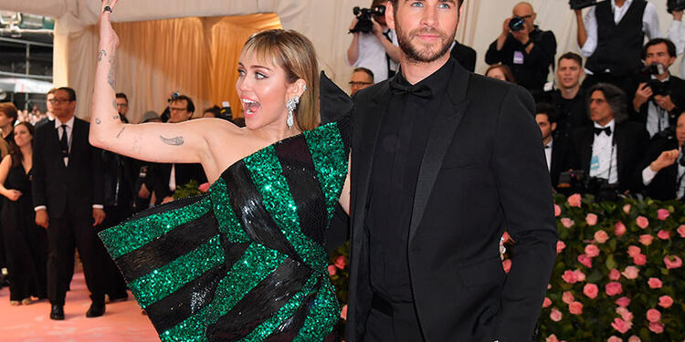 Miley Cyrus junto a su esposo en la Met Gala