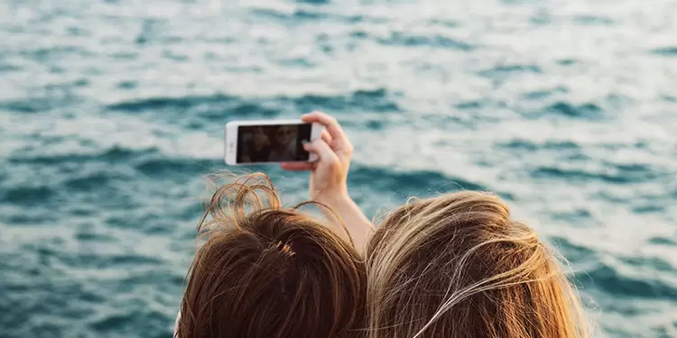 amigas tomándose una selfie amigas tomándose una selfie