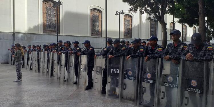 GNB rodea Asamblea venezolana por alerta de bomba